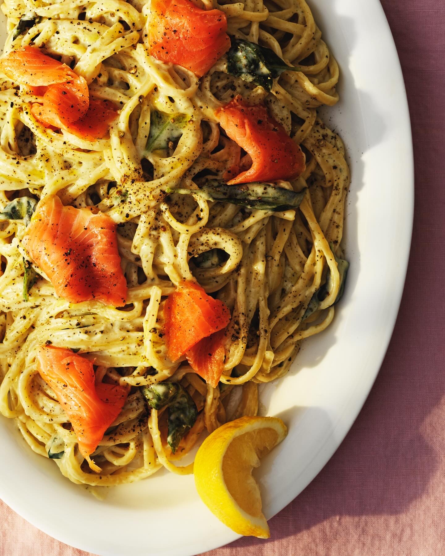 Linguine in creamy sauce with hot-smoked salmon, spinach and lemon